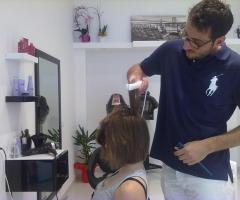 Claudio Coco, parrucchiere sposa, al lavoro nel salone di Adrano (Catania)