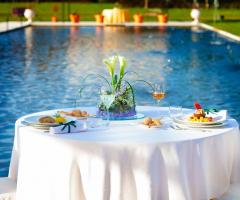 Il tavolo degli sposi a bordo piscina - Ristorante Alla Pergola da Piero