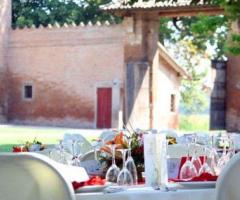 Tavoli allestiti per il ricevimento di nozze