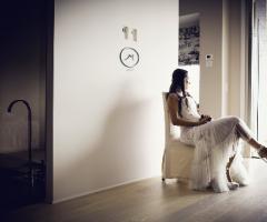 Sposa in posa sulla sedia