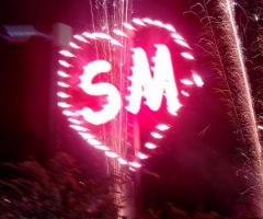 Fuochi d'artificio con iniziale sposi all'interno e fontane cracking dietro