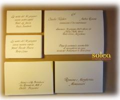 Coordinato inviti scritto a mano: partecipazione, inviti, cartoncino ospitalità, buste. (Solea mosaici&calligrafia)