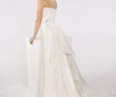 Vestito da sposa con coda lunga