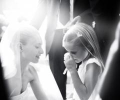 Scatto fotografico della sposa con la damigella