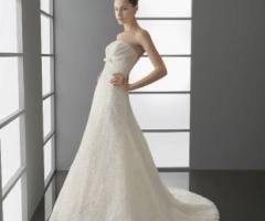 Vestito da sposa senza spalline e gonna ricamata