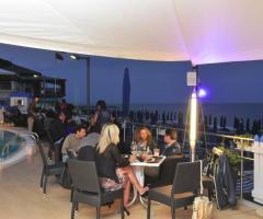 Ristorante con piscina per ricevimenti di nozze all'aperto