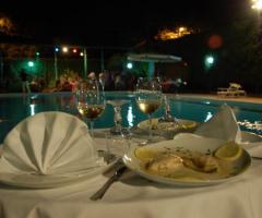 Tavoli per il matrimonio a bordo piscina