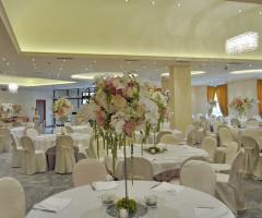 Composizioni floreali per i tavoli di matrimonio