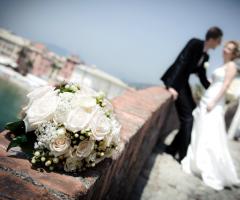 Fotografia degli sposi sul mare
