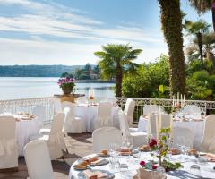 Tavoli allestiti sulla terrazza vista lago per le nozze