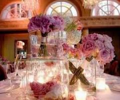 Centrotavola di fiori lilla per il matrimonio