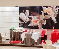 Tavoli in risalto nella sala ricevimenti