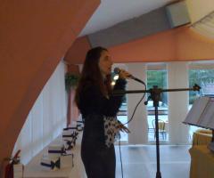 Priscilla durante la distribuzione delle bomboniere - Priscilla Musica