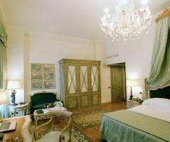 Tavoli allestiti per il banchetto di nozze