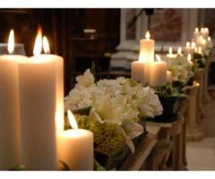 Particolare dell\'allestimento floreale per la cerimonia in chiesa