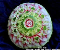 Fiorellini e rosa intagliata