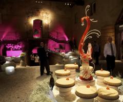 Allestimento dell'angolo della torta nuziale al ricevimento