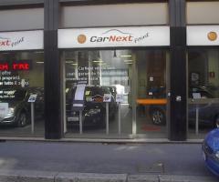 Esterno del salone delle automobili per l\'auto degli sposi