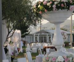 Allestimento floreale per i tavoli di nozze