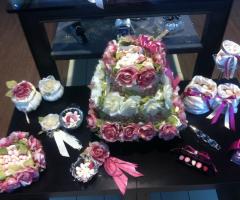 Il tavolo di degustazione confetti allestito sui toni del lilla