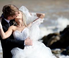 Gli sposi in riva al mare