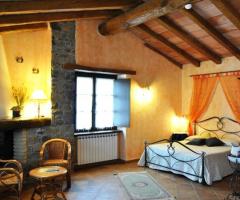 Camera con camino per gli sposi