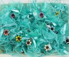 Bomboniere portachiavi fiori con api in vari colori con sacchetti in color Tiffany - Bomboniere Roma Dimmi di Sì