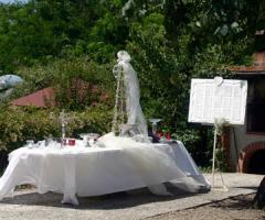 Tavolo dei confetti e tableau in giardino