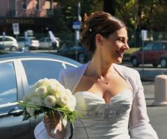 Acconciatura raccolta con brillantini applicati