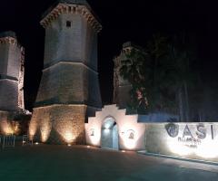 Oasi  Quattro Colonne - L'ingresso della struttura di sera