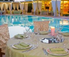 Tavolo a bordo piscina