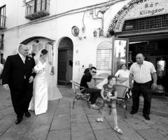 Foto in stile reportage della sposa con il padre