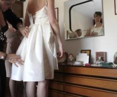 La sposa mentre si prepara per il matrimonio