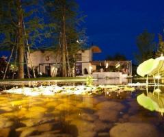 Ricevimento di matrimonio serale in giardino