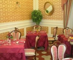 Interno sala rossa in stile barocco presso il ristorante per matrimoni Ristorante Il Portico