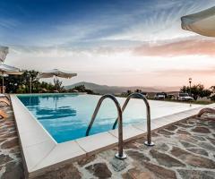 La piscina del Nikis Resort al tramonto