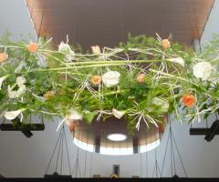 Composizione floreale sospesa in chiesa