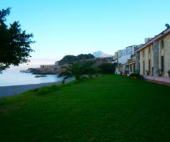 Prato a ridosso del mare dell'Hotel Tonnara Trabia