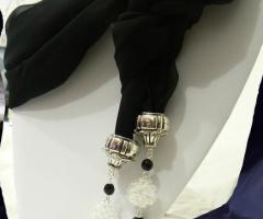 Stola nera con pendenti di cristalli. realizzazione artigianale. tessuto leggero, sia coprispalle elegante che foulard.
