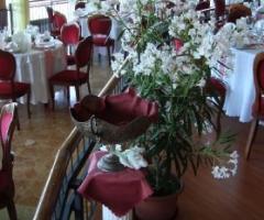 Allestimento della sala per il matrimonio