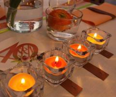 Allestimento delle tavole per la festa