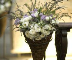 Composizione floreale con cono per la cerimonia di matrimonio
