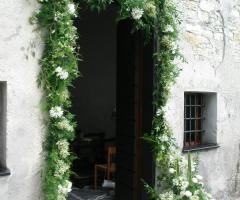 Arco di fiori all'uscita della chiesa