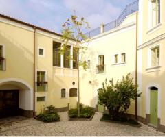 Cortile rustico dell'agriturismo per ricevimento di matrimonio presso Lentini (Siracusa)