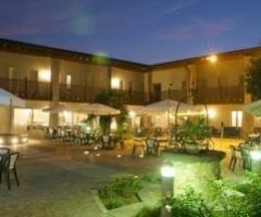 Cortile esterno illuminato per un matrimonio serale