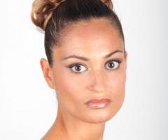 Acconciatura raccolta e trucco acceso per la sposa