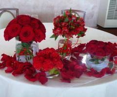 Rose rosse tavolo sposi