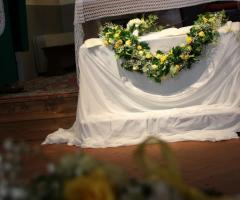 Altare con cordolo di fiori in giallo