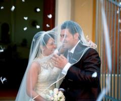 Sposi all\'uscita della cerimonia di matrimonio