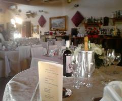 particolare allestimento tavoli